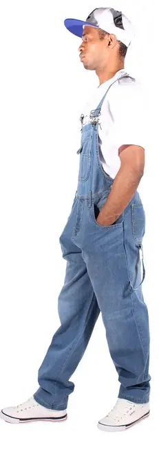 Un look vintage en jean , la salopette homme stone