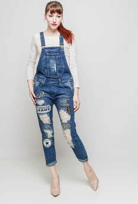 Originale cette salopette destroy assure un look authentique