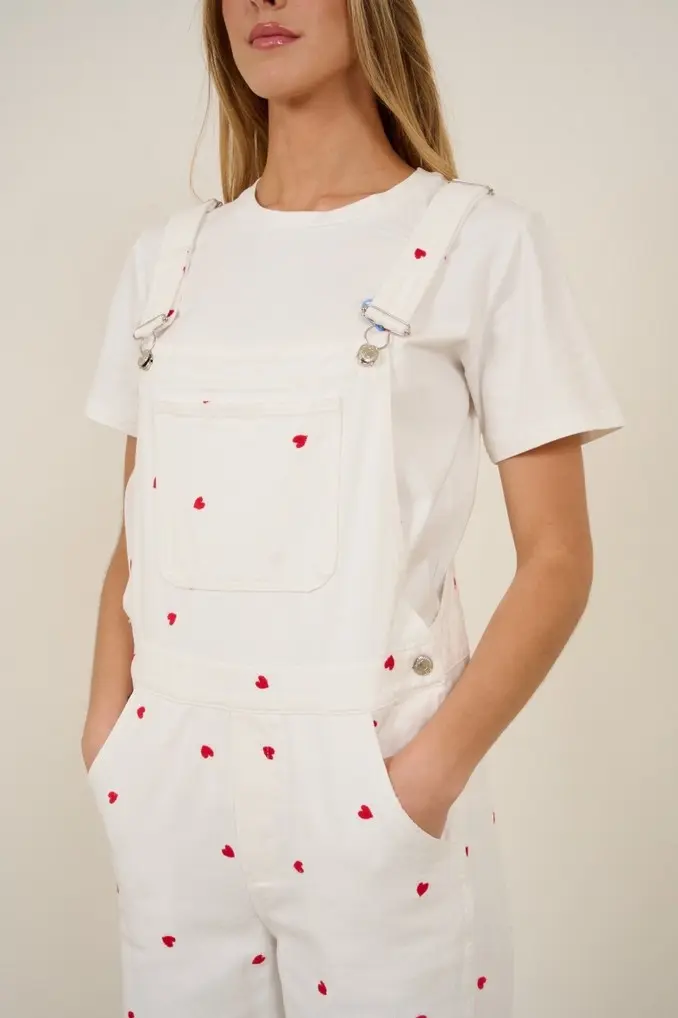 Combinaison denim blanc avec des broderies pour un style chic.