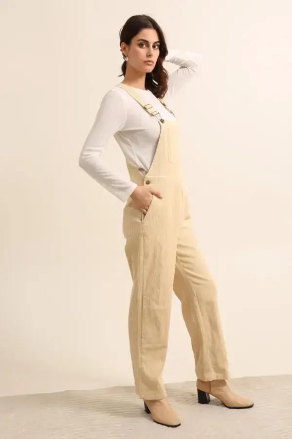 Mode femme, mode combinaison en velours